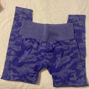 The leggings are NEW. used maybe once or twice.